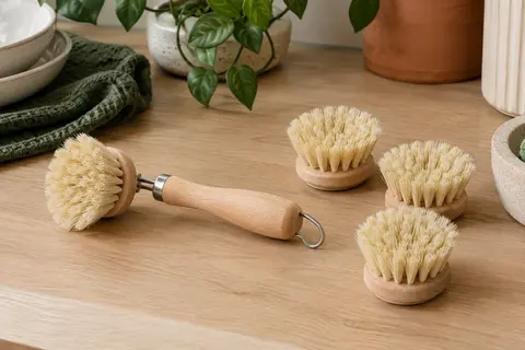 Brosse à vaisselle en hêtre à tête ronde en fibres végétales, accompagnée de trois têtes de rechange.